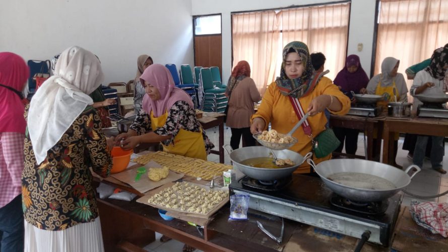 Pelatihan Pembuatan Kue Kering dibiayai Dana Kelurahan 2019