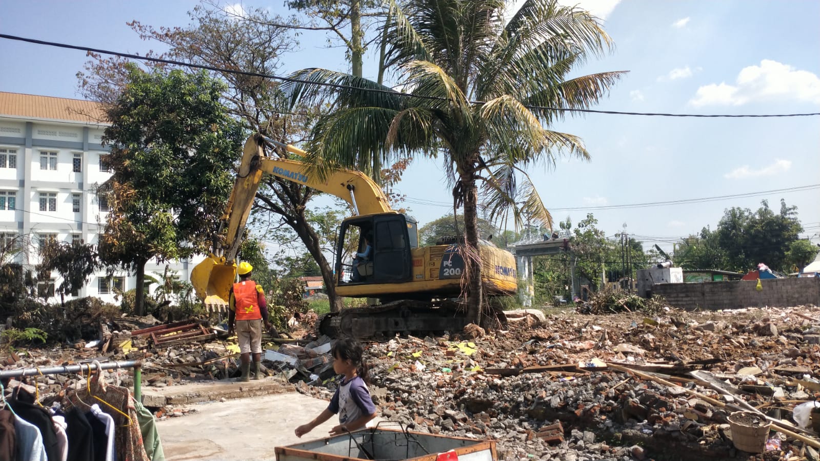 PROGRES PENGURUKAN DAN PEMERATAAN TANAH UNTUK PASAR BARANG BEKAS KOTA MADIUN DI KELURAHAN MANGUHARJO