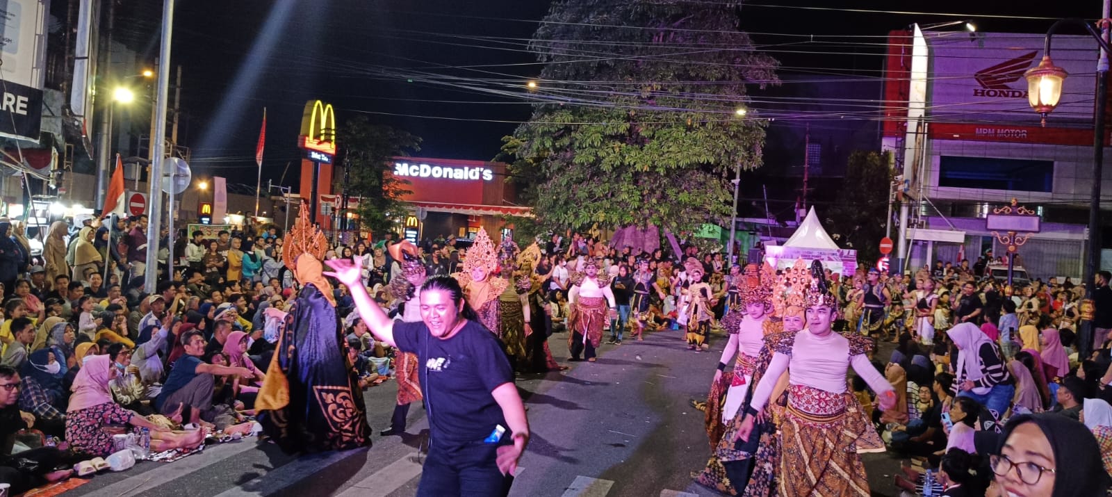 LURAH MANGUHARJO BERSAMA STAF TURUT BERPARTISIPASI DALAM MADIUN NIGHT CARNIVAL