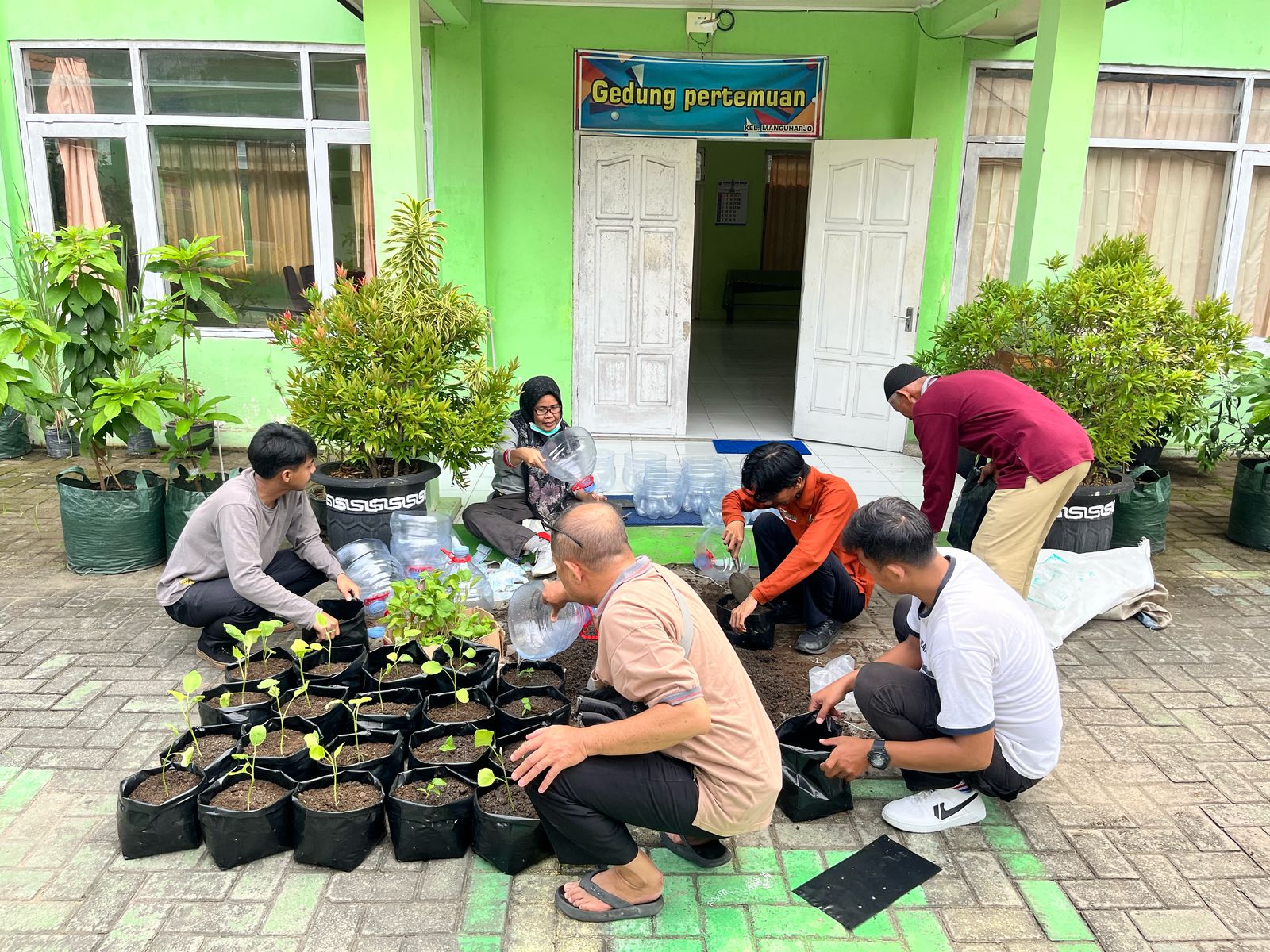 KELURAHAN MANGUHARJO MELAKSANAKAN GERAKAN MENANAM SAYUR  DAN BUAH DALAM RANGKA MENDUKUNG PROGRAM KETAHANAN PANGAN NASIONAL