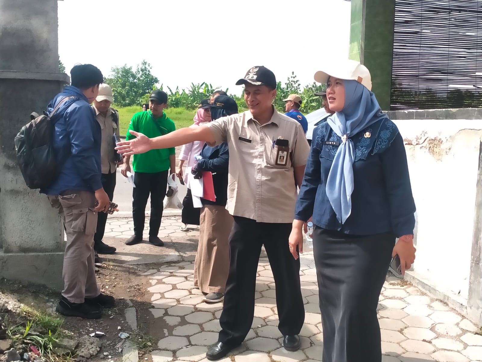LURAH MANGUHARJO BERSAMA TIGA PILAR MELAKSANAKAN PENDAMPINGAN PENGEMBALIAN BATAS TANAH ASSET PEMKOT MADIUN