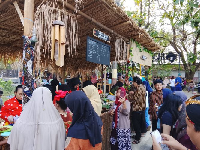 PENYANYI KONDANG DALANG POER IKUT RAMAIKAN PASAR KAWAK GEDONGAN