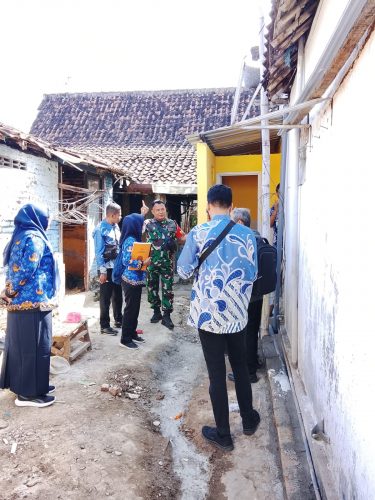 Monitoring kegiatan Pembangunan RTLH di Kelurahan Manguharjo