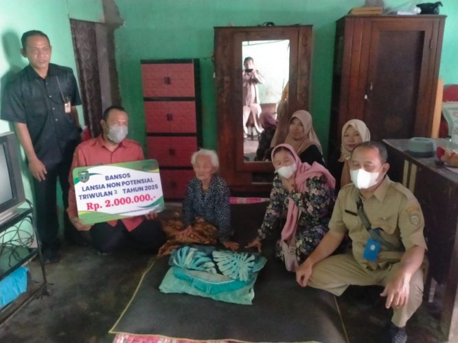 Penyaluran bansos untuk Lansia Non Potensial triwulan II dari Pemerintah Kota Madiun di Kelurahan Manguharjo