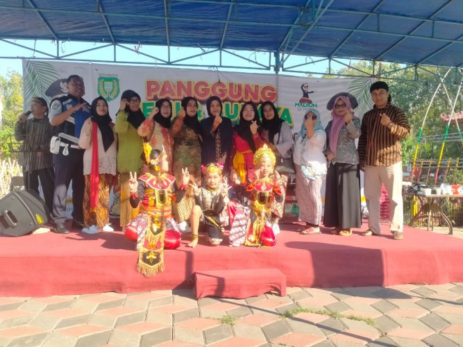 Seni Tari dan Zahra accoustic Dari RW 4 ramaikan Panggung Seni Pasar Kawak Gedongan