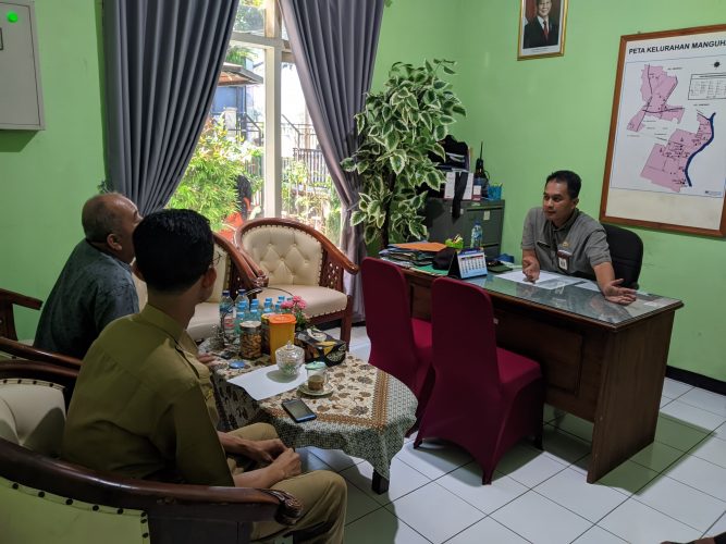Kegiatan koordinasi tentang Pemakaman dari Perum Puri Hayam Wuruk Regency ,Paguyuban Makam jitengan dan Lurah Manguharjo di Ruang Kerja Posbankum