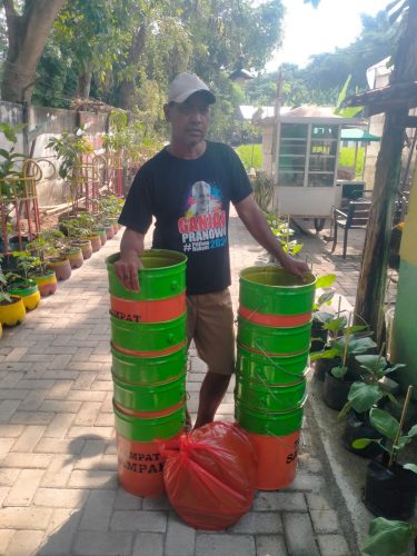 Bantuan Bak sampah dari Bapak Gunaryo Pelaku Umkm untuk Pasar Kawak Gedongan Kelurahan Manguharjo