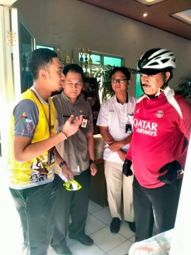 Walikota Madiun Menyerahkan Bantuan Pangan Tahun 2025 di Kelurahan Manguharjo
