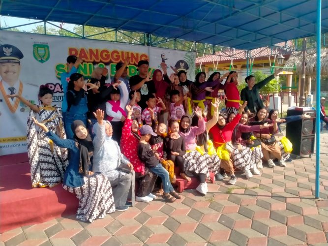 Sendra Seni Tari dan Seni Ganongan RW 05 Meramaikan Hiburan Di Panggung seni budaya Pasar Kawak Gedongan