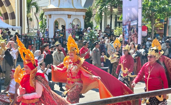 Lurah Manguharjo beserta staf ikut berpartisipasi dalam Madiun Carnival 2025