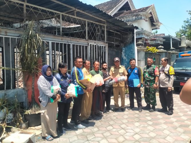 Lurah Manguharjo bersama dengan Dinas Sosial PP PA memberikan Bantuan Sosial untuk Korban Kebakaran di RT 32