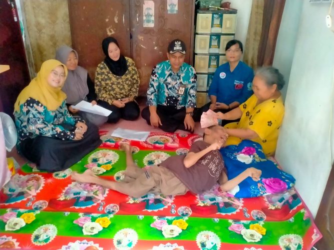 Penyaluran bantuan ASPD dari Dinas Sosial Provinsi Jawa Timur di Kelurahan Manguharjo