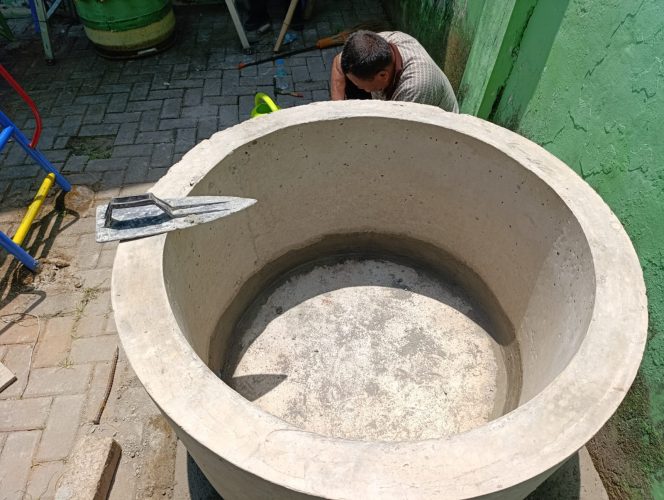 Pembuatan kolam Lele dalam rangka Mendukung Program Ketahan Pangan Di Kelurahan Manguharjo