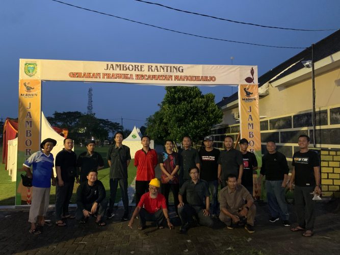 Perangkat Kelurahan Manguharjo Mengikuti Kegiatan Kerja bakti dalam rangka Jambore Pramuka Kecamatan Manguharjo