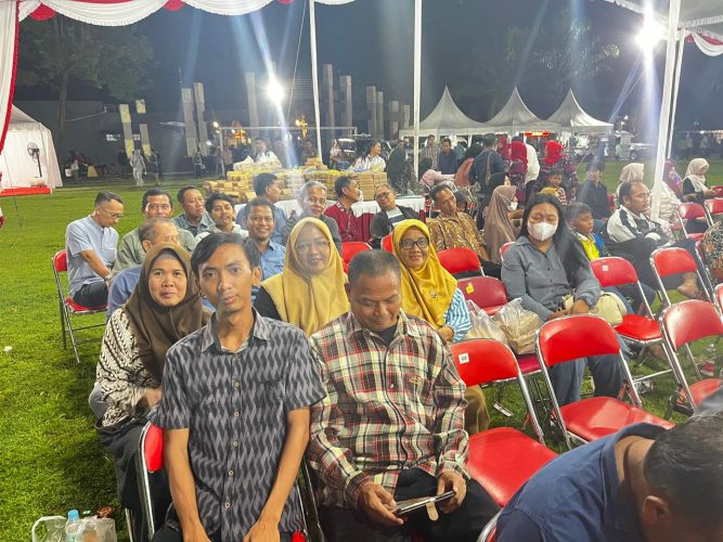 Lurah Manguharjo Beserta Seluruh Staf Hadiri Kegiatan Walikota Bersama Rakyat di Lapangan Winongo