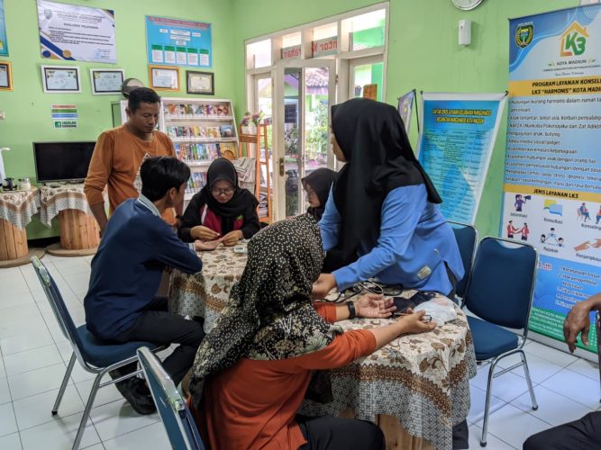 Pemeriksaan Kesehatan  Perangkat Kelurahan Manguharjo dari Puskesmas Manguharjo