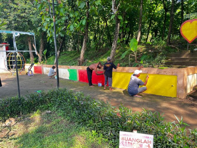 Kegiatan Pengecatan Gasebo Lapak Gedongan dalam Rangka Mendukung Lounching Kampung Mandiri Di Kelurahan Manguharjo