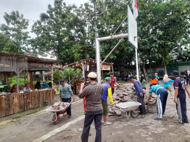 Kerja Bakti RT RW dan Tokoh Manyarakat dalam mendukung Kelurahan Mandiri Terintegrasi Berbasis Teknologi di Kelurahan Manguharjo
