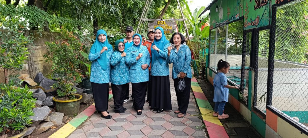 Ibu Ketua TP PKK Kota Madiun Kunjungi Lapangan Terkait Seluruh Persiapan Kunjungan Ketua TP PKK Provinsi Jawa Timur di Kelurahan Manguharjo