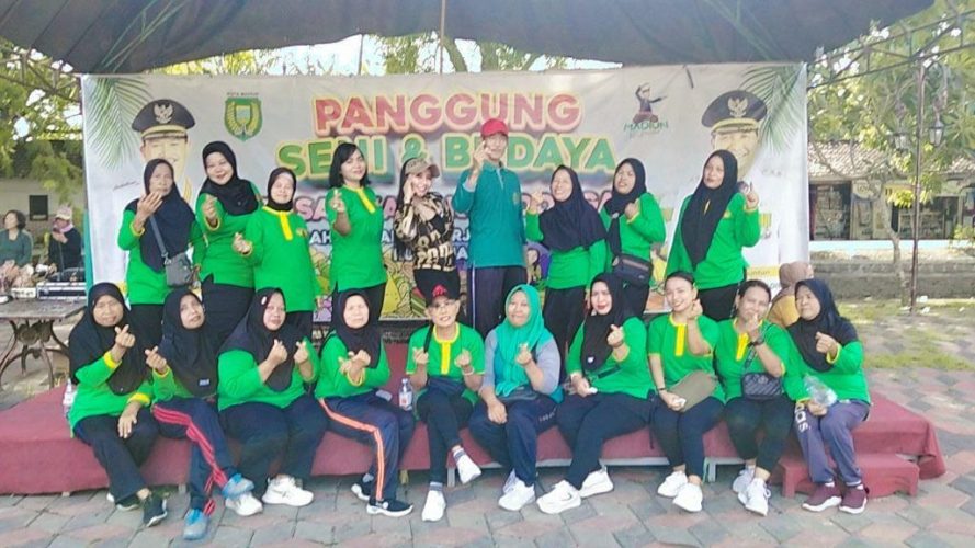 Senam Sehat Warga Kelurahan Manguharjo Di Pasar Kawak Gedongan