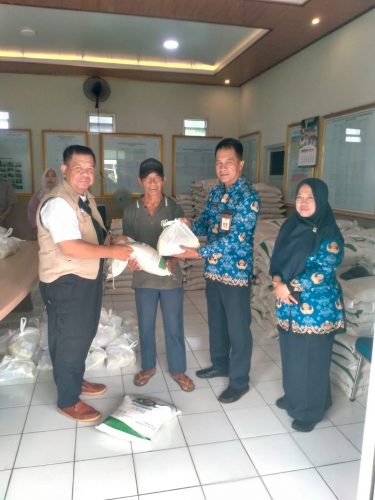 Penyaluran Bantuan Pangan di Kelurahan Manguharjo