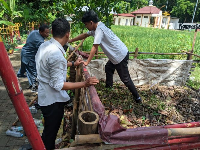 Kerja Bakti Perangkat Kelurahan Manguharjo dalam rangka Mendukung Program Kampung Mandiri