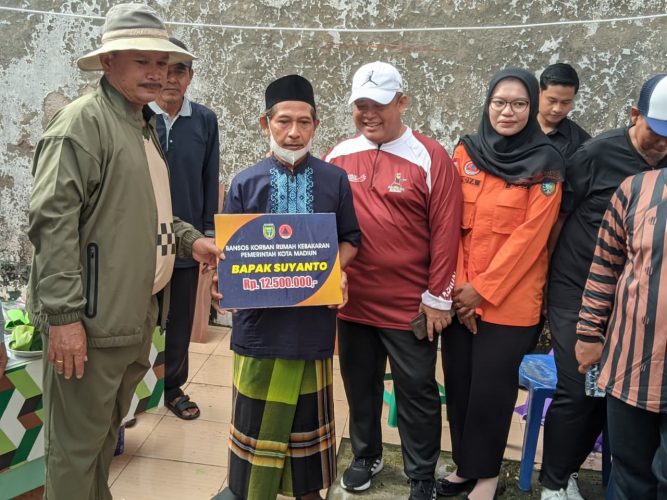 Walikota Madiun Memberikan Bantuan Sosial Rehab Rumah Kepada warga Masyarakat yang terdampak Bencana Kebakaran