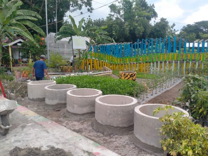 Pembuatan Kolam lele dalam rangka Mendukung Program Kampung Mandiri Di Kelurahan Manguharjo