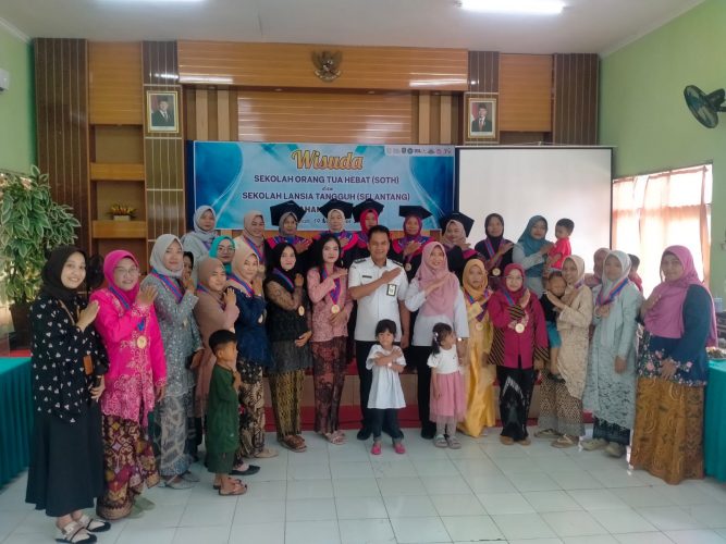 Wisuda Sekolah Orang Tua Hebat  dan Sekolah Lansia Tangguh Tahun 2025 Di Kelurahan Manguharjo