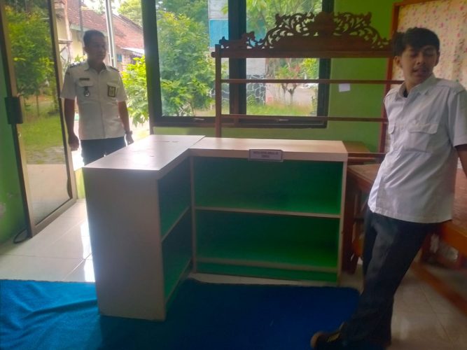 Lurah Manguharjo Beserta Staf melaksanakan Persiapan Penataan Rumah Pojok Baca Dalam rangka Mendukung Program Kampung Mandiri