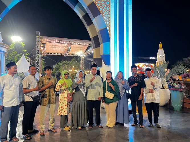 Lurah Manguharjo Beserta Staf Hadiri Pengajian Damai KH Anwar Zahid yang di selenggarakan Oleh Bakesbangpol Provinsi Jawa Timur