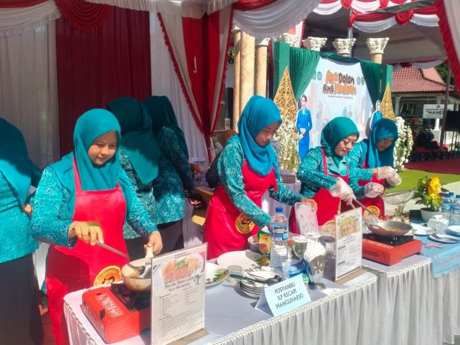 Lomba Memasak Dengan Bahan Utama Ikan Lele oleh TP.PKK Kelurahan Manguharjo