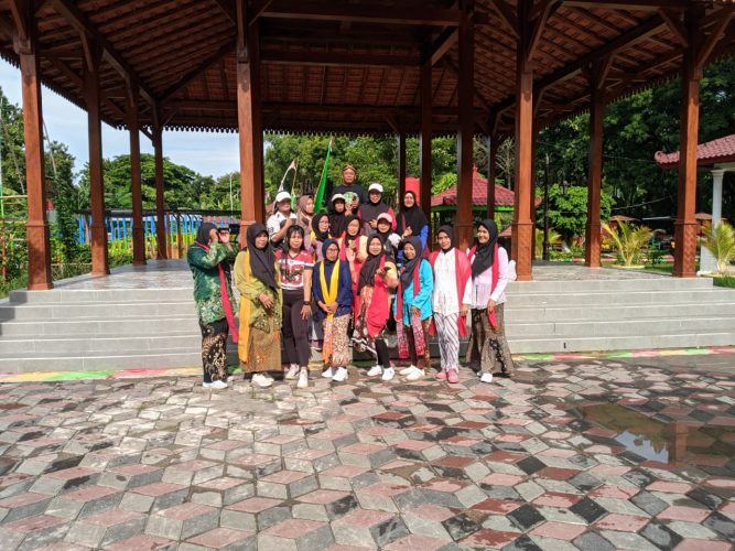 Seni Tari dan Kegiatan Senam Warga RW 04 Ramaikan Pasar Kawak Gedongan Kelurahan Manguharjo