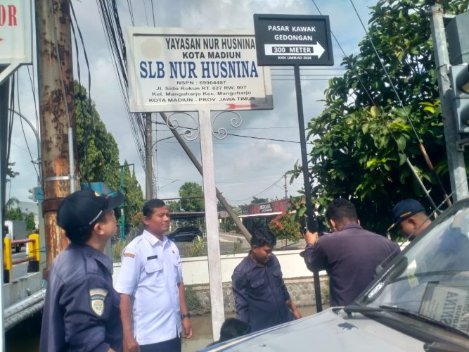 Kegiatan Pemasangan Rambu Penunjuk Arah Pasar Kawak Gedongan Kelurahan Manguharjo