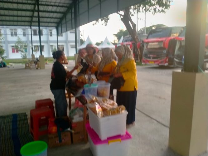 Wisatawan Bluder cokro Berkunjung ke stand Lapak Umkm Kelurahan Manguharjo
