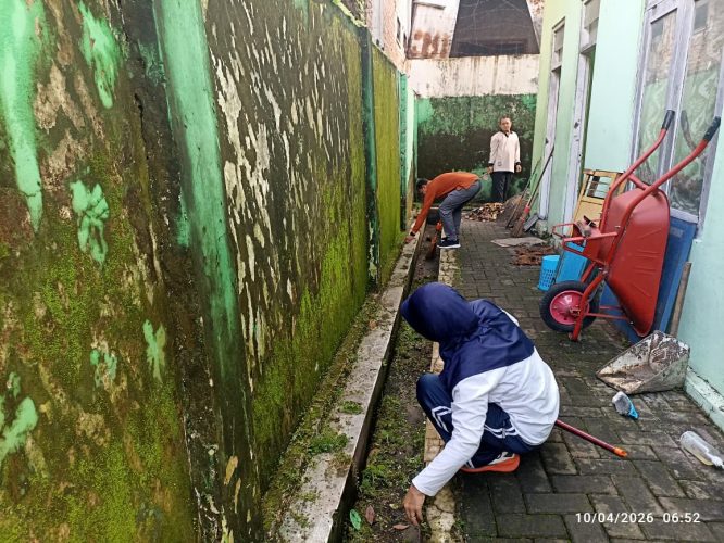 Kerja bakti Rutin Kebersihan Kantor Kelurahan Manguharjo