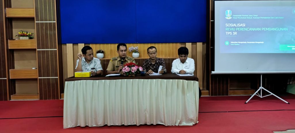 Kegiatan sosialisasi Pembanguan TPS 3 R di Jalan Hayam wuruk RT 14 RW 03 Kelurahan Manguharjo