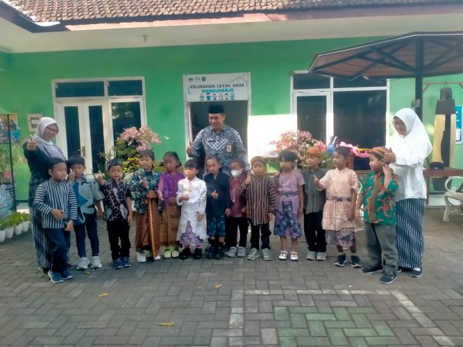 Lurah Manguharjo Bersama Guru dan Anak Didik Paud Apel Melaksanakan Peringatan Hari Kartini 2026