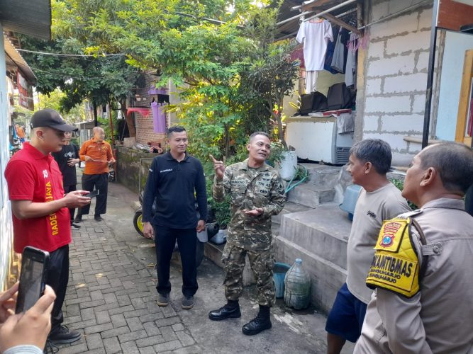 Lurah Manguharjo beserta seluruh staf Cek DTSEN Ke Warga Masyarakat di RT 14 RW 03