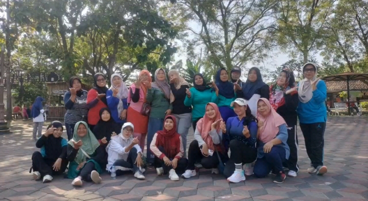 Senam Sehat dari RW 01 Ramaikan Pasar kawak Gedongan Kelurahan Manguharjo