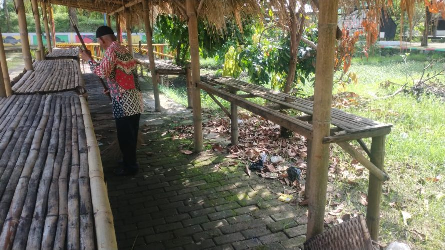Perangkat Kelurahan Manguharjo Berpartisipasi Dalam Menjaga Kebersihan Pasar Kawak Gedongan dan lapak Lapak di Kampung Edu wisata Gedongan