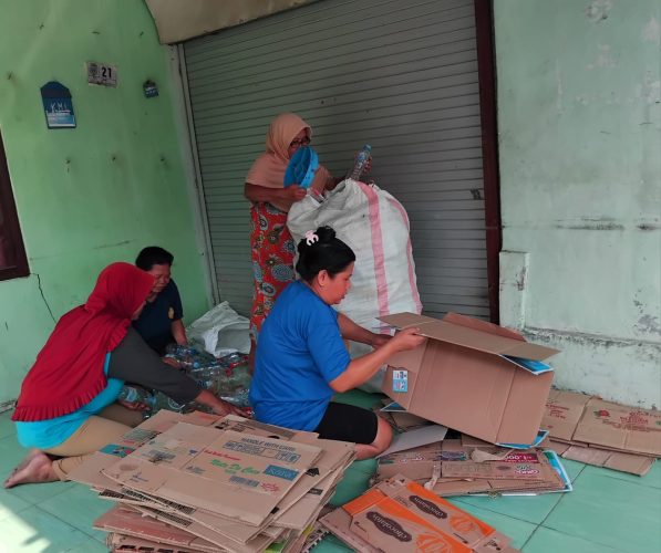 Kegiatan Bank Sampah Mentari di Jalan sultan trenggono RW 04