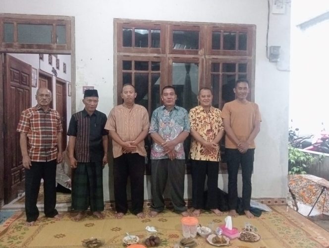 Pemilihan Ketua RT 12 Secara Demokratis Melalui Aklamasi oleh Seluruh Warga Masyarakat yang Hadir