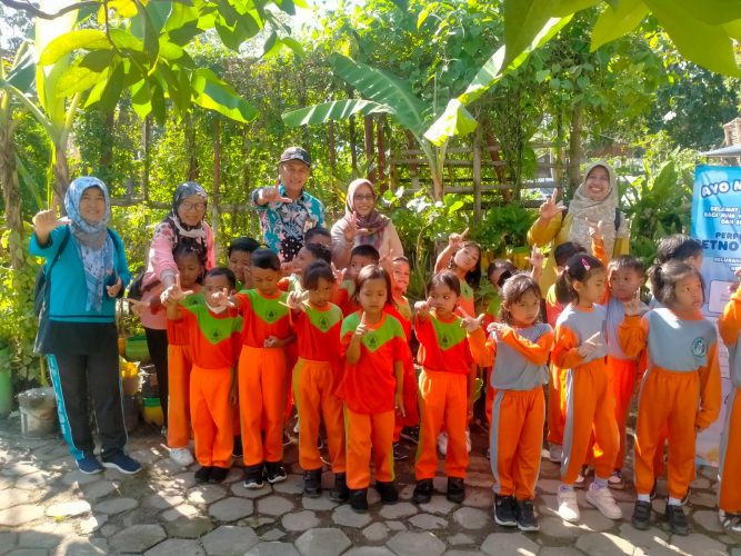Gerakan Menanam Di Mulai dari Pendidikan Anak di Usia Dini Di Kelurahan Manguharjo
