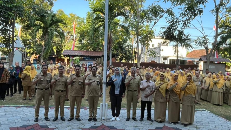 Lurah Manguharjo Beserta seluruh Pejabat struktural  dan staf Mengikuti Apel  Kerja Di Kecamatan Manguharjo